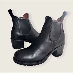Frye Sabrina Chelsea Trendy Black Leather Classic Casual Heeled Moto Ankle Boots